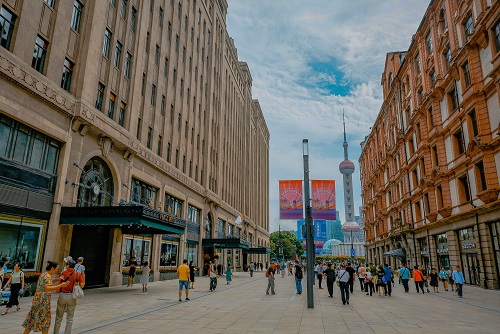 南京路步行街东拓升级，上海地标和平饭店与南京路共创新风貌