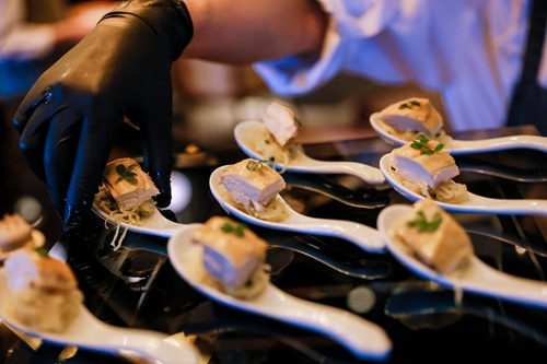 雅辰酒店集团与德熙蒸馏共同呈现一场融合东方草本与当代工艺的「雅辰聚 Artyzen Studio」体验活动